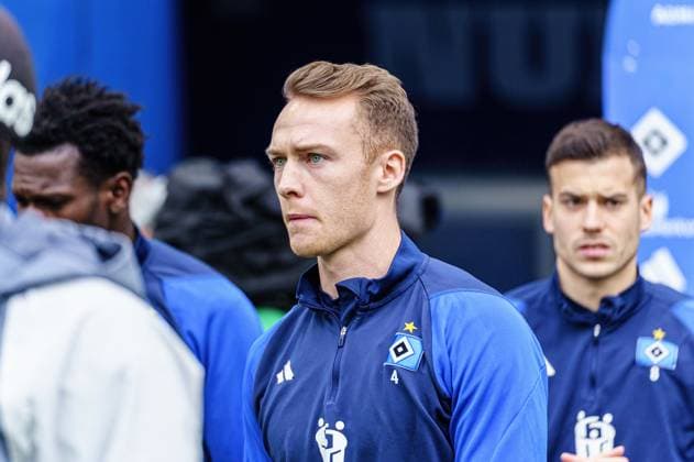 Sebastian Schonlau Hamburger SV, 04 GER, Hamburger SV vs SC Paderborn 07, Football, 2 Bundesliga, Matchday 16, Season 2023 2024, 09 12 2023 DFL REGULATIONS PROHIBIT ANY USE OF PHOTOGRAPHS AS IMAGE SEQUENCES AND OR QUASI VIDEO GER, Hamburger SV vs SC Paderborn 07, Football, 2 Bundesliga, Matchday 16, Season 2023 2024, 09 12 2023 Hamburg Copyright: xEibner-Pressefoto MarcelxvonxFehrnx EP_MFN
