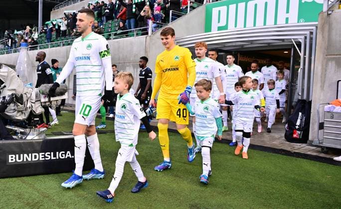 09 12 2023 Soccer Season 2023 2024 2 Soccer Bundesliga 16 Matchday SpVgg Greuther Fürth Kleeblatt 1 FC Magdeburg FCM Sportfoto Zink xwoxzix DFL regulations prohibit any use of photographs as image sequences and or quasi video only for editorial use Branimir Hrgota 10 SpVgg Greuther Fürth Jonas Urbig 40, SpVgg Greuther Fürth and team Team runs in