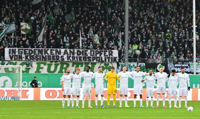 09 12 2023 Soccer Season 2023 2024 2 Soccer Bundesliga 16 Matchday SpVgg Greuther Fürth Kleeblatt 1 FC Magdeburg FCM Sportfoto Zink xwoxzix DFL regulations prohibit any use of photographs as image sequences and or quasi video only for editorial use Schweigeminute Gedenkminute Gedenken Schweigen Trauer Andenken Henry Kissinger Mannschaft Team Fürth Spruchband Banner IN GEDENKEN AN DIE OPFERFEREN VON KISSINGERS KRIEGSPOLITIK