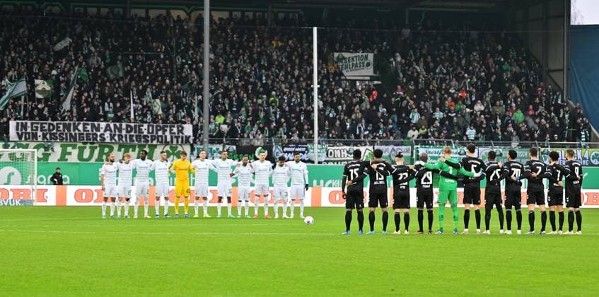 09 12 2023 Soccer season 2023 2024 2 Soccer Bundesliga 16 Matchday SpVgg Greuther Fürth Kleeblatt 1 FC Magdeburg FCM Sportfoto Zink xwoxzix DFL regulations prohibit any use of photographs as image sequences and or quasi video only for editorial use minute of silence commemoration minute of silence mourning remembrance Henry Kissinger team Team Fürth and FCM banner banner IN MEMORY OF THE VICTIMS OF KISSINGERS WAR POLICY