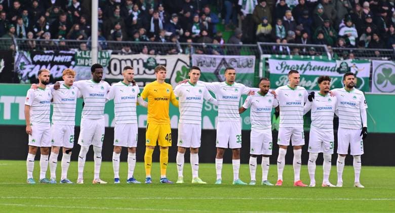 09 12 2023 Soccer season 2023 2024 2 Soccer Bundesliga 16 Matchday SpVgg Greuther Fürth Kleeblatt 1 FC Magdeburg FCM Sportfoto Zink xwoxzix DFL regulations prohibit any use of photographs as image sequences and or quasi video only for editorial use Schweigeminute Gedenkminute Gedenken Schweigen Trauer Andenken Henry Kissinger Mannschaft Team Fürth