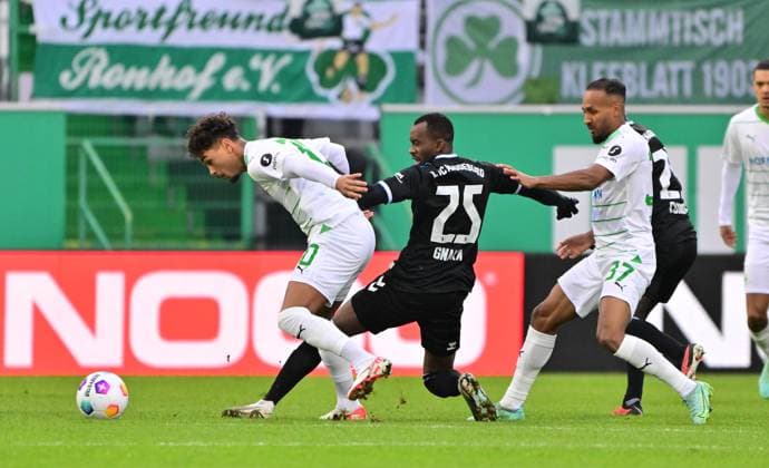 09 12 2023 Soccer Season 2023 2024 2 Soccer Bundesliga 16 Matchday SpVgg Greuther Fürth Kleeblatt 1 FC Magdeburg FCM Sportfoto Zink xwoxzix DFL regulations prohibit any use of photographs as image sequences and or quasi video only for editorial use Armindo Sieb 30, SpVgg Greuther Fürth Silas Gnaka 25, FC Magdeburg Julian Green 37, SpVgg Greuther Fürth