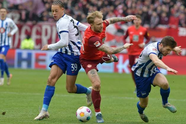 Soccer 2 Bundesliga Season 2023 24 Kaiserslautern Fritz Walter Stadion 09 12 2023 1 FC Kaiserslautern fck Hertha BSC Berlin b V li Derry SCHERHANT Hertha BSC Berlin , Tymoteusz PUCHACZ 1 FC Kaiserslautern , Jonjoe KENNY Hertha BSC Berlin Soccer 2 Bundesliga 1 FC Kaiserslautern
