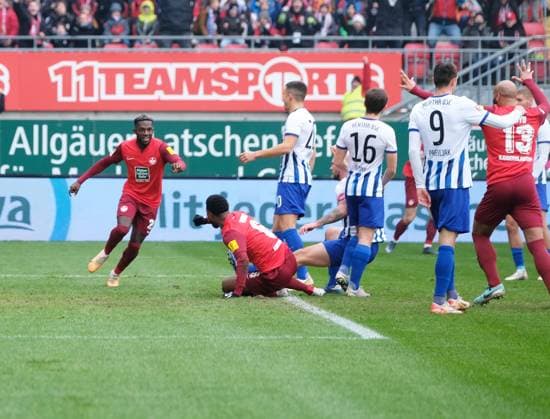 Soccer 2 Bundesliga Season 2023 24 Kaiserslautern Fritz Walter Stadion 09 12 2023 1 FC Kaiserslautern fck Hertha BSC Berlin b Almamy TOURE 1 FC Kaiserslautern ,2 v li, scores the 1 0, li Richmond TACHIE 1 FC Kaiserslautern Soccer 2 Bundesliga 1 FC Kaiserslautern