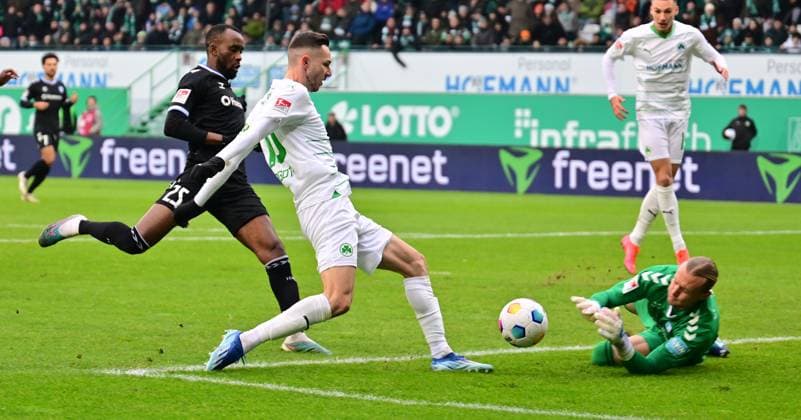 09 12 2023 Soccer Season 2023 2024 2 Soccer Bundesliga 16 Matchday SpVgg Greuther Fürth Kleeblatt 1 FC Magdeburg FCM Sportfoto Zink xwoxzix DFL regulations prohibit any use of photographs as image sequences and or quasi video only for editorial use Branimir Hrgota 10 SpVgg Greuther Fürth vs Silas Gnaka 25, FC Magdeburg Dominik Reimann 1, FC Magdeburg