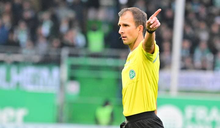 09 12 2023 Soccer Season 2023 2024 2 Soccer Bundesliga 16 Matchday SpVgg Greuther Fürth Kleeblatt 1 FC Magdeburg FCM Sportfoto Zink xwoxzix DFL regulations prohibit any use of photographs as image sequences and or quasi video only for editorial use Florian Heft Referee