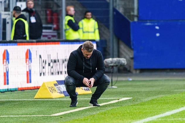 Lukas Kwasniok SC Paderborn, Coach GER, Hamburger SV vs SC Paderborn 07, Football, 2 Bundesliga, Matchday 16, Season 2023 2024, 09 12 2023 DFL REGULATIONS PROHIBIT ANY USE OF PHOTOGRAPHS AS IMAGE SEQUENCES AND OR QUASI VIDEO GER, Hamburger SV vs SC Paderborn 07, Football, 2 Bundesliga, Matchday 16, Season 2023 2024, 09 12 2023 Hamburg Copyright: xEibner-Pressefoto MarcelxvonxFehrnx EP_MFN