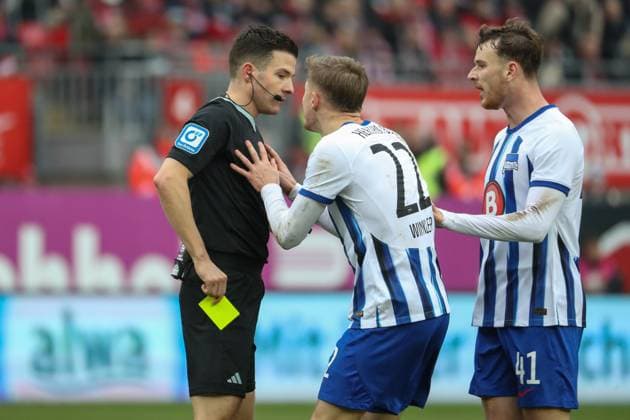 09 12 2023, xusrbx, Soccer 2 Bundesliga, 1 FC Kaiserslautern Hertha BSC Berlin emspor, v l Harm Osmers Referee , Marten Winkler Herta BSC, 22 , Pascal Klemens Herta BSC, 41 , DFL DFB REGULATIONS PROHIBIT ANY USE OF PHOTOGRAPHS as IMAGE SEQUENCES and or QUASI VIDEO Kaiserslautern