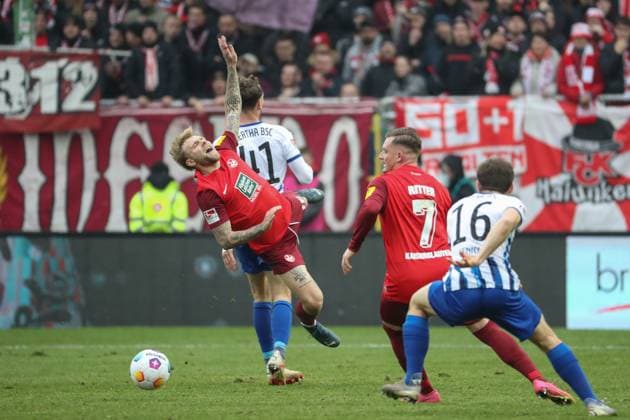 09 12 2023, xusrbx, Soccer 2 Bundesliga, 1 FC Kaiserslautern Hertha BSC Berlin emspor, v l Pascal Klemens Herta BSC, 41 , Tymoteusz Puchacz 1 FC Kaiserslautern, 15 ,Marlon Ritter 1 FC Kaiserslautern, 7 ,Jonjoe Kenny Herta BSC, 16 , Foul, DFL DFB REGULATIONS PROHIBIT ANY USE OF PHOTOGRAPHS as IMAGE SEQUENCES and or QUASI VIDEO Kaiserslautern
