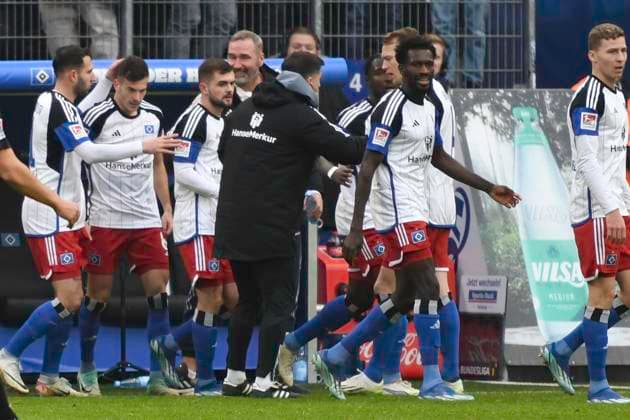 GER 2 FBL,, Hamburger SV vs SC Paderborn 07 09 12 2023, Volksparkstadion, Hamburg, GER 2 FBL, Hamburger SV vs SC Paderborn 07 in picture Laszlo Benes Hamburg 08 scores the goal to make it 1 0 for Hamburg and cheers with the bench nordphotoxGmbH xWitke nph00002