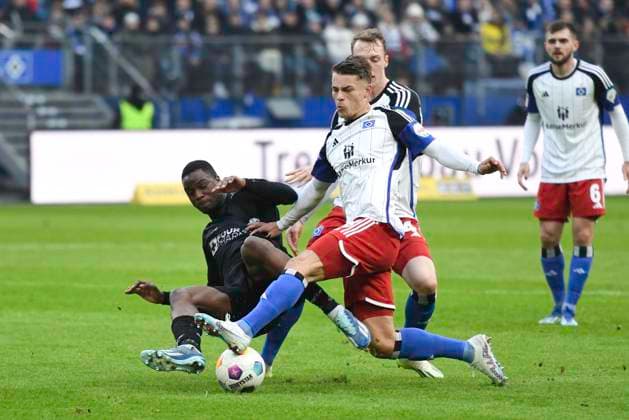 GER 2 FBL,, Hamburger SV vs SC Paderborn 07 09 12 2023, Volksparkstadion, Hamburg, GER 2 FBL, Hamburger SV vs SC Paderborn 07 in the picture Ilyas Ansah Paderborn 29 tries to assert himself against Miro Muheim Hamburg 28 and Sebastian Schonlau Hamburg 04 nordphotoxGmbH xWitke nph00002