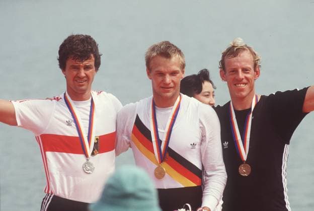 Ruder Ikone Peter Michael KOLBE im Alter von nur 70 Jahren gestorben. ARCHIVFOTO; Peter-Michael KOLBE (links), Deutschland, BRD, gewinnt die Silbermedaille, 2. Platz, daneben Olympiasieger Thomas LANGE, DDR, Goldmedaille, und Eric VERDONK, NZL, Neuseeland, Bronzemedaille, Rudern, Einer, Siegerehrung, praesentiert seine Medaille, Spiele der XXIV. Olympiade Olympische Spiele Sommerspiele 1988 in Seoul Suedkorea, vom 17.09. bis 02.10.1988. *** Rowing icon Peter Michael KOLBE died at the age of 70 ARCHIVE PHOTO Peter Michael KOLBE left, Germany, FRG, wins the silver medal, 2nd place, next to Olympic champion Thomas LANGE, GDR, gold medal, and Eric VERDONK, NZL, New Zealand, bronze medal, rowing, single, award ceremony, presents his medal, Games of the XXIV Olympiad Olympic Games Summer Games 1988 in Seoul South Korea, from 17 09 to 02 10 1988