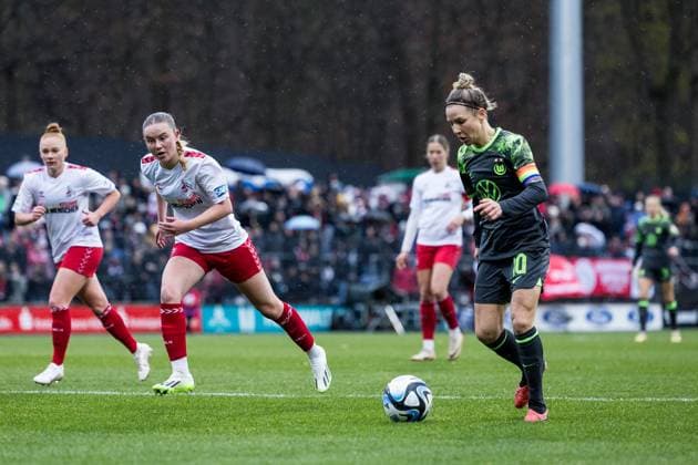 GOOGLE PIXEL Frauen Bundesliga 1 FC Köln VfL Wolfsburg 09 12 2ß23 Carlotta Imping 1 FC Köln, 14 , Svenja Huth VfL Wolfsburg 10 GOOGLE PIXEL Frauen Bundesliga, 1 FC Köln VfL Wolfsburg, Köln, Franz Kremer Stadion am 09 12 2023 DFB REGULATIONS PROHIBIT ANY USE OF PHOTOGRAPHS AS IMAGE SEQUENCES AND OR QUASI VIDEO Copyright: xBEAUTIFULxSPORTS Wunderlx