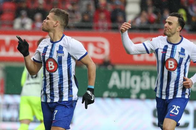 09 12 2023, xusrbx, Soccer 2 Bundesliga, 1 FC Kaiserslautern Hertha BSC Berlin emspor, v l Florian Niederlechner Herta BSC, 7 , Haris Tabakovic Herta BSC, 25 , Goalscorer to 1 1in the 49th minute of the match, DFL DFB REGULATIONS PROHIBIT ANY USE OF PHOTOGRAPHS as IMAGE SEQUENCES and or QUASI VIDEO Kaiserslautern