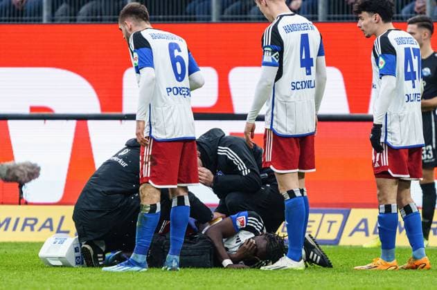 Injury Stephan Ambrosius Hamburger SV, 35 GER, Hamburger SV vs SC Paderborn 07, Football, 2 Bundesliga, Matchday 16, Season 2023 2024, 09 12 2023 DFL REGULATIONS PROHIBIT ANY USE OF PHOTOGRAPHS AS IMAGE SEQUENCES AND OR QUASI VIDEO GER, Hamburger SV vs SC Paderborn 07, Football, 2 Bundesliga, Matchday 16, Season 2023 2024, 09 12 2023 Hamburg Copyright: xEibner-Pressefoto MarcelxvonxFehrnx EP_MFN