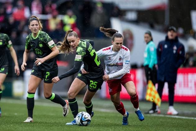 GOOGLE PIXEL Frauen Bundesliga 1 FC Köln VfL Wolfsburg 09 12 2ß23 duel Vivien Endemann VfL Wolfsburg, 25 , Dora Zeller 1 FC Köln, 19 GOOGLE PIXEL Frauen Bundesliga, 1 FC Köln VfL Wolfsburg, Köln, Franz Kremer Stadion am 09 12 2023 DFB REGULATIONS PROHIBIT ANY USE OF PHOTOGRAPHS AS IMAGE SEQUENCES AND OR QUASI VIDEO Copyright: xBEAUTIFULxSPORTS Wunderlx