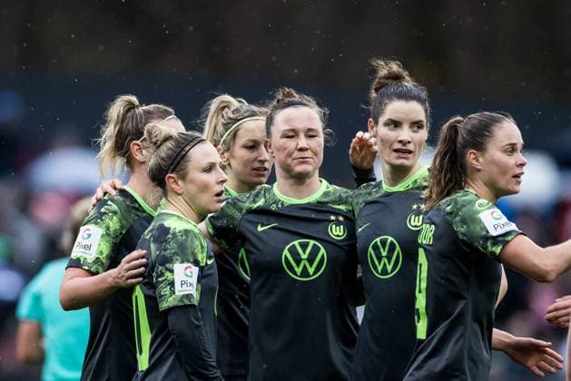 GOOGLE PIXEL Womens Bundesliga 1 FC Köln VfL Wolfsburg 09 12 2ß23 Cheering for 0 1 by Svenja Huth VfL Wolfsburg 10 GOOGLE PIXEL Womens Bundesliga, 1 FC Köln VfL Wolfsburg, Köln, Franz Kremer Stadion am 09 12 2023 DFB REGULATIONS PROHIBIT ANY USE OF PHOTOGRAPHS AS IMAGE SEQUENCES AND OR QUASI VIDEO Copyright: xBEAUTIFULxSPORTS Wunderlx