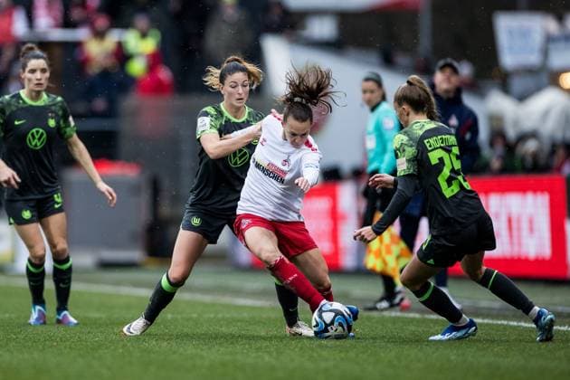 GOOGLE PIXEL Frauen Bundesliga 1 FC Köln VfL Wolfsburg 09 12 2ß23 duel Chantal Hagel VfL Wolfsburg, 7 , Dora Zeller 1 FC Köln, 19 , Vivien Endemann VfL Wolfsburg, 25 GOOGLE PIXEL Frauen Bundesliga, 1 FC Köln VfL Wolfsburg, Köln, Franz Kremer Stadion am 09 12 2023 DFB REGULATIONS PROHIBIT ANY USE OF PHOTOGRAPHS AS IMAGE SEQUENCES AND OR QUASI VIDEO Copyright: xBEAUTIFULxSPORTS Wunderlx
