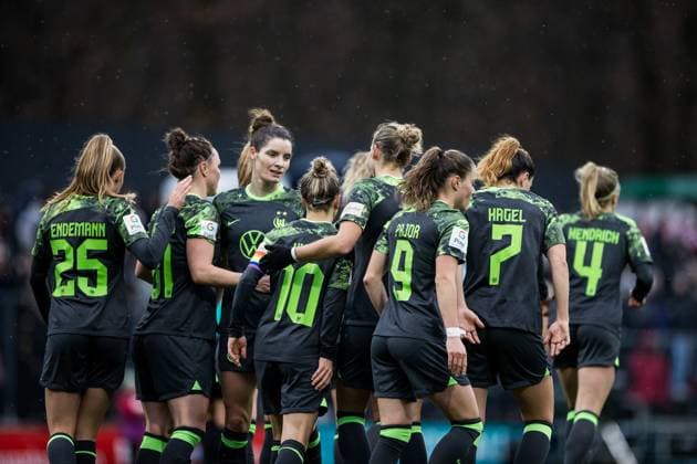 GOOGLE PIXEL Womens Bundesliga 1 FC Köln VfL Wolfsburg 09 12 2ß23 Cheering for 0 1 by Svenja Huth VfL Wolfsburg 10 GOOGLE PIXEL Womens Bundesliga, 1 FC Köln VfL Wolfsburg, Köln, Franz Kremer Stadion am 09 12 2023 DFB REGULATIONS PROHIBIT ANY USE OF PHOTOGRAPHS AS IMAGE SEQUENCES AND OR QUASI VIDEO Copyright: xBEAUTIFULxSPORTS Wunderlx