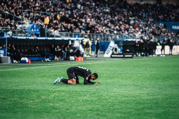 Soccer Men Season 2023 2024 2 Soccer Bundesliga 16 Matchday Hamburger SV vs SC Paderborn 07 09 12 2023 Ilyas Ansah 29, SC Paderborn 07 scores the 2 1 goal and cheers, goes to the ground Hamburg Volksparkstadion Hamburg Germany