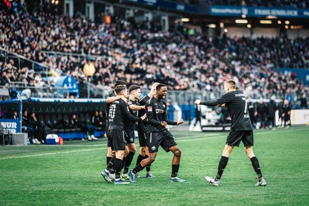 Soccer Men Season 2023 2024 2 Soccer Bundesliga 16 Matchday Hamburger SV vs SC Paderborn 07 09 12 2023 Goalscorer Ilyas Ansah 29, center right, SC Paderborn 07 is celebrated by his team Hamburg Volksparkstadion Hamburg Germany