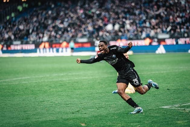 Soccer Men Season 2023 2024 2 Soccer Bundesliga 16 Matchday Hamburger SV vs SC Paderborn 07 09 12 2023 Ilyas Ansah 29, SC Paderborn 07 scores 2 1 goal and cheers Hamburg Volksparkstadion Hamburg Germany