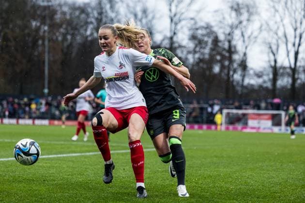 GOOGLE PIXEL Frauen Bundesliga 1 FC Köln VfL Wolfsburg 09 12 2ß23 duel Sofie Vendelbo 1 FC Köln, 2 , Ewa Pajor 9, VfL Wolfsburg GOOGLE PIXEL Frauen Bundesliga, 1 FC Köln VfL Wolfsburg, Köln, Franz Kremer Stadion am 09 12 2023 DFB REGULATIONS PROHIBIT ANY USE OF PHOTOGRAPHS AS IMAGE SEQUENCES AND OR QUASI VIDEO Copyright: xBEAUTIFULxSPORTS Wunderlx