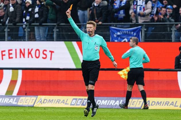 Red card Filip Bilbija SC Paderborn, 07 GER, Hamburger SV vs SC Paderborn 07, Football, 2 Bundesliga, Matchday 16, Season 2023 2024, 09 12 2023 DFL REGULATIONS PROHIBIT ANY USE OF PHOTOGRAPHS AS IMAGE SEQUENCES AND OR QUASI VIDEO GER, Hamburger SV vs SC Paderborn 07, Football, 2 Bundesliga, Matchday 16, Season 2023 2024, 09 12 2023 Hamburg Copyright: xEibner-Pressefoto MarcelxvonxFehrnx EP_MFN