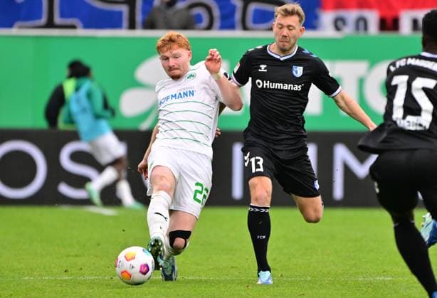09 12 2023 Soccer Season 2023 2024 2 Soccer Bundesliga 16 Matchday SpVgg Greuther Fürth Kleeblatt 1 FC Magdeburg FCM Sportfoto Zink xwoxzix DFL regulations prohibit any use of photographs as image sequences and or quasi video only for editorial use Robert Wagner 22, SpVgg Greuther Fürth Connor Krempicki 13, FC Magdeburg