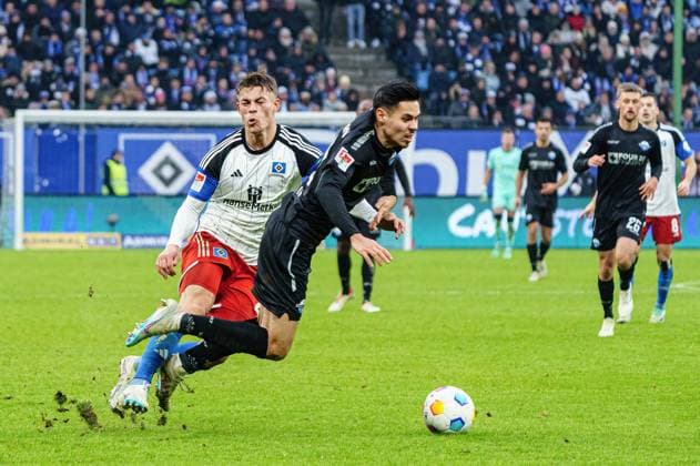 Foul Miro Muheim Hamburger SV, 28 on Raphael Obermair SC Paderborn, 23 GER, Hamburger SV vs SC Paderborn 07, Football, 2 Bundesliga, Matchday 16, Season 2023 2024, 09 12 2023 DFL REGULATES PROHIBIT ANY USE OF PHOTOGRAPHS AS IMAGE SEQUENCES AND OR QUASI VIDEO GER, Hamburger SV vs SC Paderborn 07, Football, 2 Bundesliga, Matchday 16, Season 2023 2024, 09 12 2023 Hamburg Copyright: xEibner-Pressefoto MarcelxvonxFehrnx EP_MFN