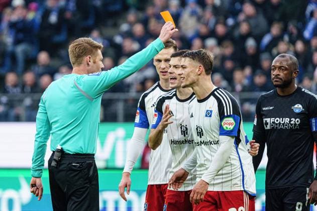 Red card Miro Muheim Hamburger SV, 28 GER, Hamburger SV vs SC Paderborn 07, Football, 2 Bundesliga, Matchday 16, Season 2023 2024, 09 12 2023 DFL REGULATIONS PROHIBIT ANY USE OF PHOTOGRAPHS AS IMAGE SEQUENCES AND OR QUASI VIDEO GER, Hamburger SV vs SC Paderborn 07, Football, 2 Bundesliga, Matchday 16, Season 2023 2024, 09 12 2023 Hamburg Copyright: xEibner-Pressefoto MarcelxvonxFehrnx EP_MFN