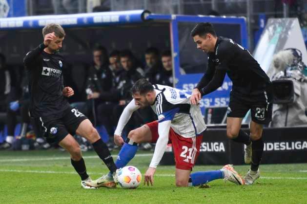 GER 2 FBL,, Hamburger SV vs SC Paderborn 07 09 12 2023, Volksparkstadion, Hamburg, GER 2 FBL, Hamburger SV vs SC Paderborn 07 in the picture Raphael Obermair Paderborn 23 tries to assert himself against Levin Mete Oeztunali Öztunali Hamburg 21 nordphotoxGmbH xWitke nph00002
