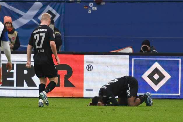 GER 2 FBL,, Hamburger SV vs SC Paderborn 07 09 12 2023, Volksparkstadion, Hamburg, GER 2 FBL, Hamburger SV vs SC Paderborn 07 in the picture Ilyas Ansah Paderborn 29 shoots the goal to 2 1 past goalkeeper Daniel Heuer Fernandes Hamburg 01 and cheers on the ground nordphotoxGmbH xWitke nph00002