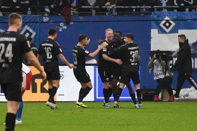 GER 2 FBL,, Hamburger SV vs SC Paderborn 07 09 12 2023, Volksparkstadion, Hamburg, GER 2 FBL, Hamburger SV vs SC Paderborn 07 in the picture Ilyas Ansah Paderborn 29 shoots the goal to 2 1 past goalkeeper Daniel Heuer Fernandes Hamburg 01 and cheers with the team nordphotoxGmbH xWitke nph00002