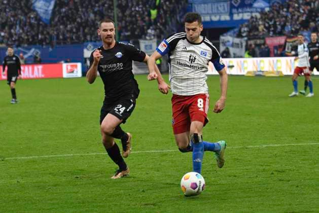 GER 2 FBL,, Hamburger SV vs SC Paderborn 07 09 12 2023, Volksparkstadion, Hamburg, GER 2 FBL, Hamburger SV vs SC Paderborn 07 in the picture Jannis Heuer Paderborn 24 tries to assert himself against Laszlo Benes Hamburg 02 nordphotoxGmbH xWitke nph00002