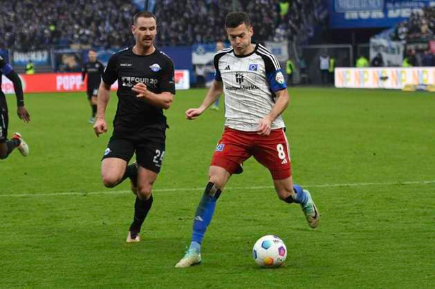 GER 2 FBL,, Hamburger SV vs SC Paderborn 07 09 12 2023, Volksparkstadion, Hamburg, GER 2 FBL, Hamburger SV vs SC Paderborn 07 in the picture Jannis Heuer Paderborn 24 tries to assert himself against Laszlo Benes Hamburg 02 nordphotoxGmbH xWitke nph00002