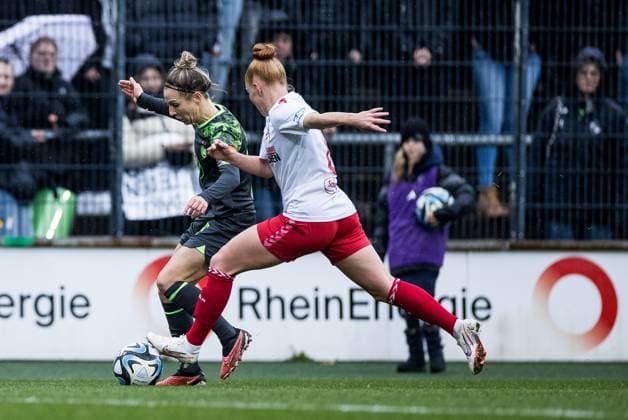 GOOGLE PIXEL Frauen Bundesliga 1 FC Köln VfL Wolfsburg 09 12 2ß23 Zweikampf Svenja Huth VfL Wolfsburg 10 , Laura Vogt 1 FC Köln, 8 GOOGLE PIXEL Frauen Bundesliga, 1 FC Köln VfL Wolfsburg, Köln, Franz Kremer Stadion am 09 12 2023 DFB REGULATIONS PROHIBIT ANY USE OF PHOTOGRAPHS AS IMAGE SEQUENCES AND OR QUASI VIDEO Copyright: xBEAUTIFULxSPORTS Wunderlx