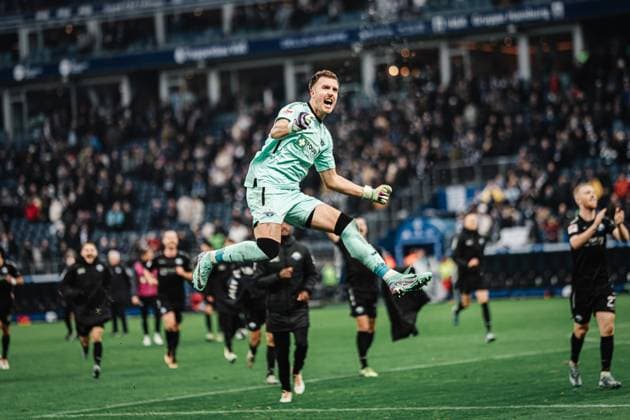 Soccer Men Season 2023 2024 2 Soccer Bundesliga 16 Matchday Hamburger SV vs SC Paderborn 07 09 12 2023 Pelle Boevink 1, SC Paderborn 07 with a jump and cheering after the win Hamburg Volksparkstadion Hamburg Germany