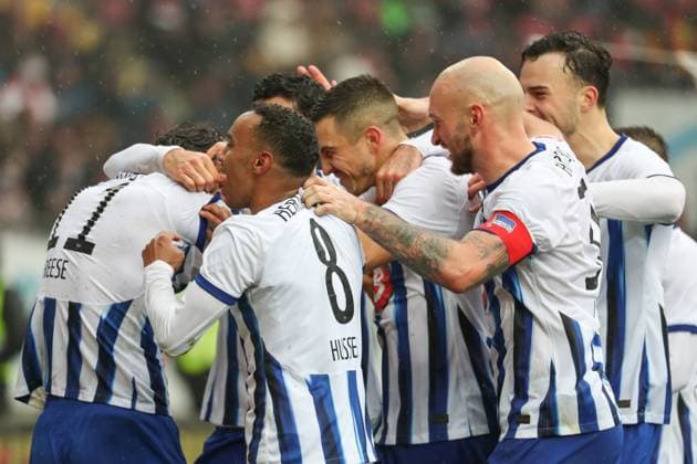 09 12 2023, xusrbx, Soccer 2 Bundesliga, 1 FC Kaiserslautern Hertha BSC Berlin emspor, v l the players of Herta BSC, goal celebration, to 1 2 in the 82nd minute of the match, goal scorer to Marc Oliver Kempf Herta BSC, 20 , DFL DFB REGULATIONS PROHIBIT ANY USE OF PHOTOGRAPHS as IMAGE SEQUENCES and or QUASI VIDEO Kaiserslautern