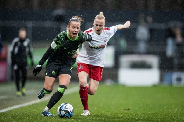 GOOGLE PIXEL Frauen Bundesliga 1 FC Köln VfL Wolfsburg 09 12 2ß23 duel Lynn Wilms VfL Wolfsburg, 2 , Anna Gerhardt 1 FC Köln, 21 GOOGLE PIXEL Frauen Bundesliga, 1 FC Köln VfL Wolfsburg, Köln, Franz Kremer Stadion am 09 12 2023 DFB REGULATIONS PROHIBIT ANY USE OF PHOTOGRAPHS AS IMAGE SEQUENCES AND OR QUASI VIDEO Copyright: xBEAUTIFULxSPORTS Wunderlx