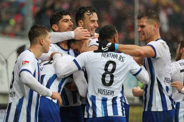 09 12 2023, xusrbx, Soccer 2 Bundesliga, 1 FC Kaiserslautern Hertha BSC Berlin emspor, v l the players of Herta BSC, goal celebration, to 1 2 in the 82nd minute of the match, goal scorer to Marc Oliver Kempf Herta BSC, 20 , DFL DFB REGULATIONS PROHIBIT ANY USE OF PHOTOGRAPHS as IMAGE SEQUENCES and or QUASI VIDEO Kaiserslautern
