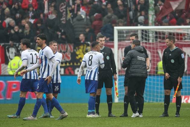 09 12 2023, xusrbx, Soccer 2 Bundesliga, 1 FC Kaiserslautern Hertha BSC Berlin emspor, f l the players from Herta BSC, Harm Osmers referee , Tobias Schultes SR A 1 , Eric Dominic Weisbach SR A 2 , Pal Dardai coach Herta BSC , after the match, DFL DFB REGULATIONS PROHIBIT ANY USE OF PHOTOGRAPHS as IMAGE SEQUENCES and or QUASI VIDEO Kaiserslautern