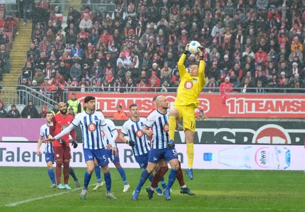 Soccer 2 Bundesliga Season 2023 24 Kaiserslautern Fritz Walter Stadion 09 12 2023 1 FC Kaiserslautern fck Hertha BSC Berlin b 1 2 Air sovereignty for goalkeeper Tjark ERNST Hertha BSC Berlin Soccer 2 Bundesliga 1 FC Kaiserslautern