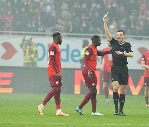Soccer 2 Bundesliga Season 2023 24 Kaiserslautern Fritz Walter Stadion 09 12 2023 1 FC Kaiserslautern fck Hertha BSC Berlin b 1 2 Sent off for Afeez AREMU 1 FC Kaiserslautern , 2 v li by referee Harm OSMERS Soccer 2 Bundesliga 1 FC Kaiserslautern