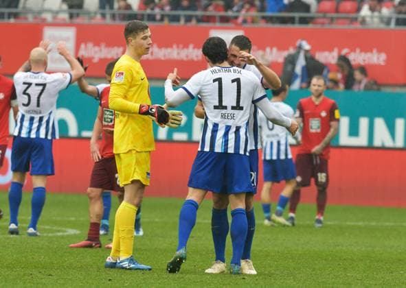 Soccer 2 Bundesliga Season 2023 24 Kaiserslautern Fritz Walter Stadion 09 12 2023 1 FC Kaiserslautern fck Hertha BSC Berlin b 1 2 Jubel Hertha Goalkeeper Tjark ERNST, Fabian REESE Hertha BSC Berlin and Marc Oliver KEMPF Hertha BSC Berlin Soccer 2 Bundesliga 1 FC Kaiserslautern