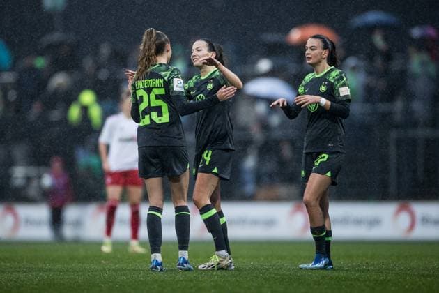 GOOGLE PIXEL Womens Bundesliga 1 FC Köln VfL Wolfsburg 09 12 2ß23 Cheering for 1 4 by Joelle Wedemeyer VfL Wolfsburg, 24 GOOGLE PIXEL Womens Bundesliga, 1 FC Köln VfL Wolfsburg, Köln, Franz Kremer Stadion am 09 12 2023 DFB REGULATIONS PROHIBIT ANY USE OF PHOTOGRAPHS AS IMAGE SEQUENCES AND OR QUASI VIDEO Copyright: xBEAUTIFULxSPORTS Wunderlx