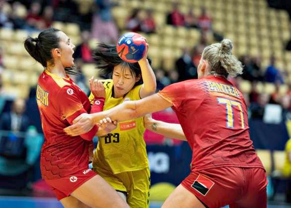 Sport Themen der Woche KW49 Sport Bilder des Tages Eliza Buceschi and Crina-Elena Pintea (77) from Romania tackles Sora Ishikawa from Japan (89) during the IHF World Womens Handball Championship match between Romania and Japan in the main round Group 3 at Jyske Bank Boxen in Herning Denmark, Saturday December 9, 2023 , Herning Jylland Denmark *** Eliza Buceschi and Crina Elena Pintea 77 from Romania tackles Sora Ishikawa from Japan 89 during the IHF World Womens Handball Championship match between Romania and Japan in the main round Group 3 at Jyske Bank Boxen in Herning Denmark, Saturday December 9, 2023 , Herning Jylland Denmark  Copyright: HenningxBagger HenningxBaggerx spdk20231209-161630-L