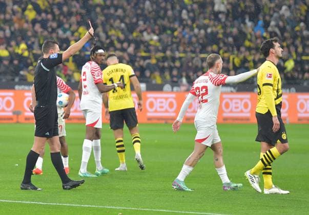 Sport Themen der Woche KW49 Sport Bilder des Tages 09.12.2023, xblx, Fussball 1.Bundesliga, Borussia Dortmund - RB Leipzig emspor, v.l. Schiedsrichter Sven Jablonski , Rote Karte für, red card for, Platzverweis, Game Misconduct, Mats Hummels (Borussia Dortmund) (DFL DFB REGULATIONS PROHIBIT ANY USE OF PHOTOGRAPHS as IMAGE SEQUENCES and or QUASI-VIDEO) Dortmund *** 09 12 2023, xblx, Football 1 Bundesliga, Borussia Dortmund RB Leipzig emspor, v l Referee Sven Jablonski , Red card for, red card for, sending off, Game Misconduct, Mats Hummels Borussia Dortmund DFL DFB REGULATIONS PROHIBIT ANY USE OF PHOTOGRAPHS as IMAGE SEQUENCES and or QUASI VIDEO Dortmund