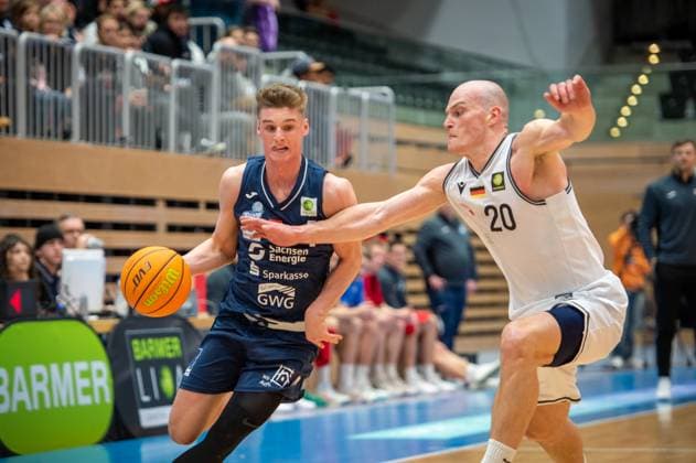 Sport Themen der Woche KW49 Sport Bilder des Tages Emil Marshall (Giants Düsseldorf,No.20) und Daniel Kirchner (Dresden Titans,No.04) DEU, Düsseldorf, 09.12.2023 BARMER 2.Basketball Bundesliga - ProA Saison 2023 2024, ART Giants Düsseldorf - Dresden Titans *** Emil Marshall Giants Düsseldorf,No 20 and Daniel Kirchner Dresden Titans,No 04 DEU, Düsseldorf, 09 12 2023 BARMER 2 Basketball Bundesliga ProA Season 2023 2024, ART Giants Düsseldorf Dresden Titans