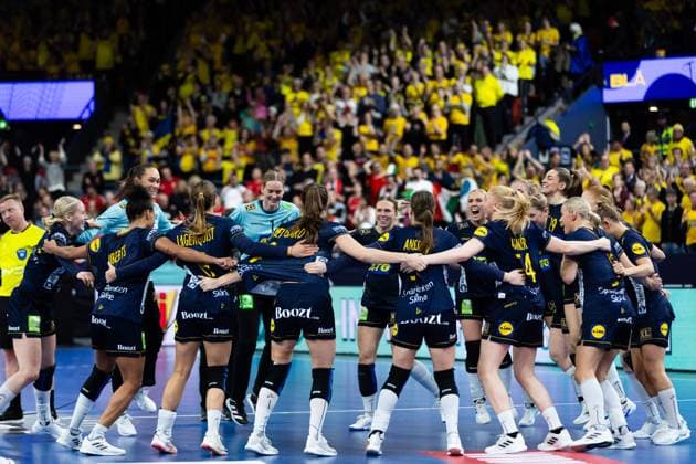 231209 Players of Sweden celebrate after the IHF Women?s World Championship handball match between Hungary and Sweden on December 9, 2023 in Gothenburg Photo Michael Erichsen BILDBYRAN COP 89 MI0581 bbeng dam handball handboll handbolls vm hungary handball handball vm ihf handball world championship sverige sweden ungern vm world championship 2023 world handball championship 2023 jubel  Copyright: MICHAELxERICHSEN BB231209MI189